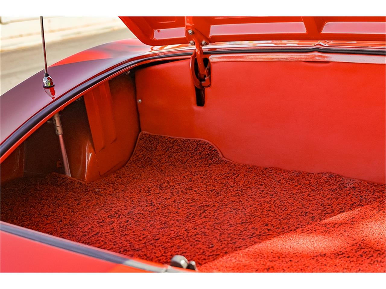 Chevrolet-Corvette-1961-Roman-RedWhite-Red-69
