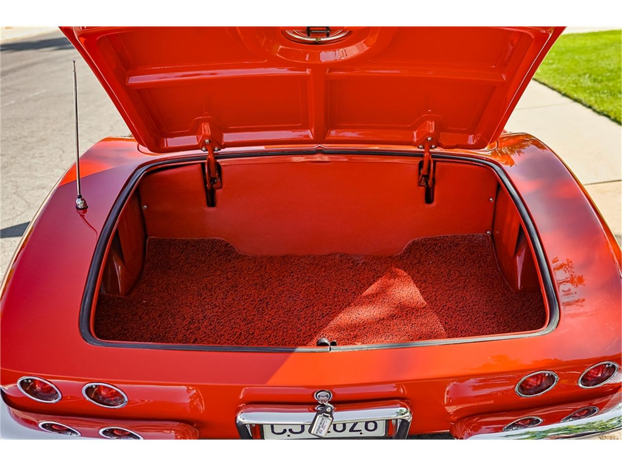 Chevrolet-Corvette-1961-Roman-RedWhite-Red-71