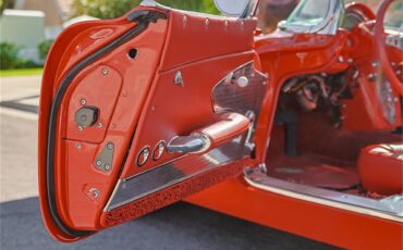 Chevrolet-Corvette-1961-Roman-RedWhite-Red-78