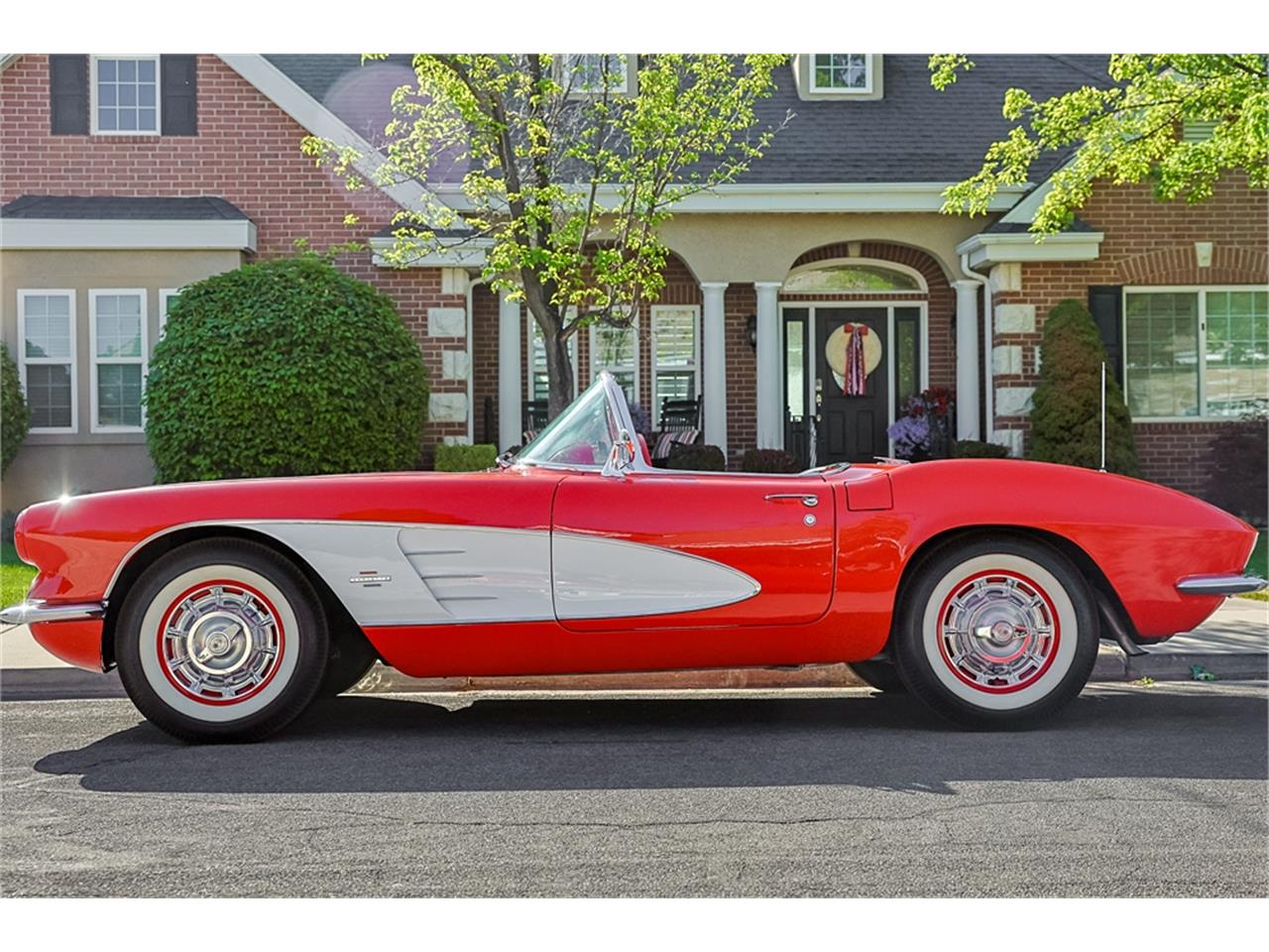 Chevrolet-Corvette-1961-Roman-RedWhite-Red