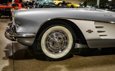 Chevrolet-Corvette-1961-Silver-Black-15