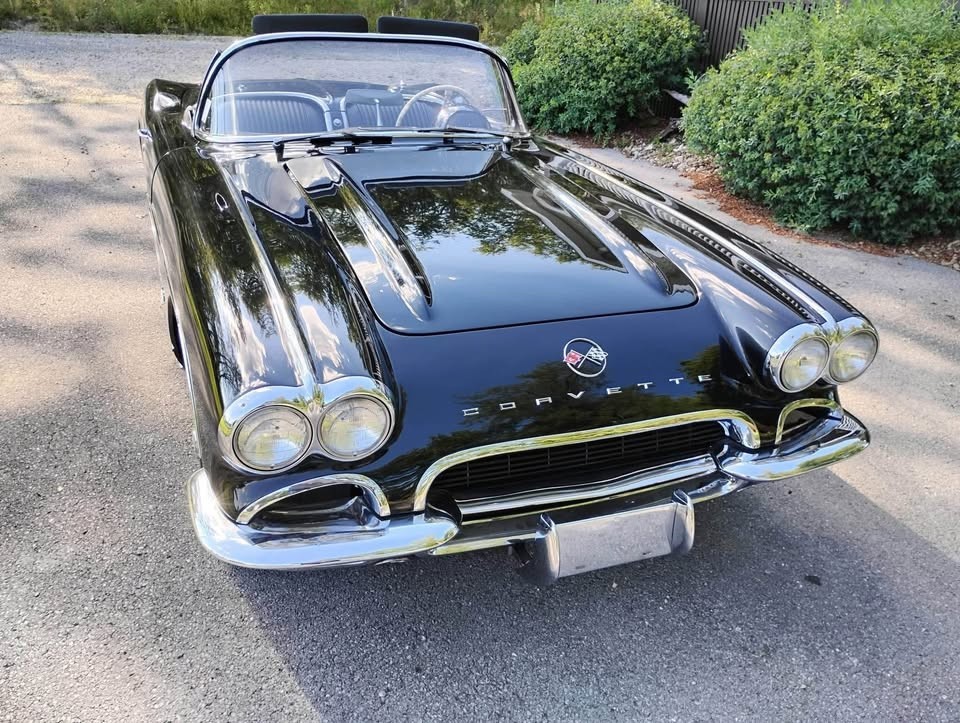 Chevrolet-Corvette-1962-Convertible-17