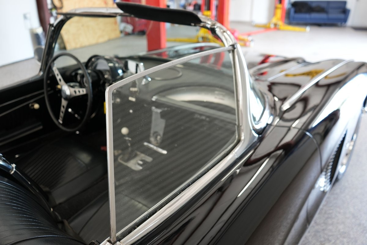 Chevrolet-Corvette-1962-Convertible-37