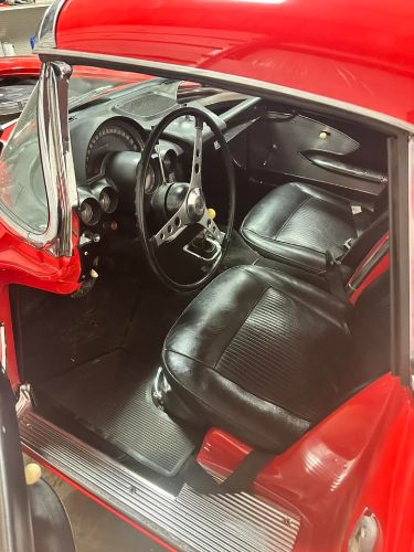 Chevrolet-Corvette-1962-Deep-Red-Jet-Black-3