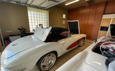 Chevrolet-Corvette-1962-Ermine-White-BLACK-RED-1