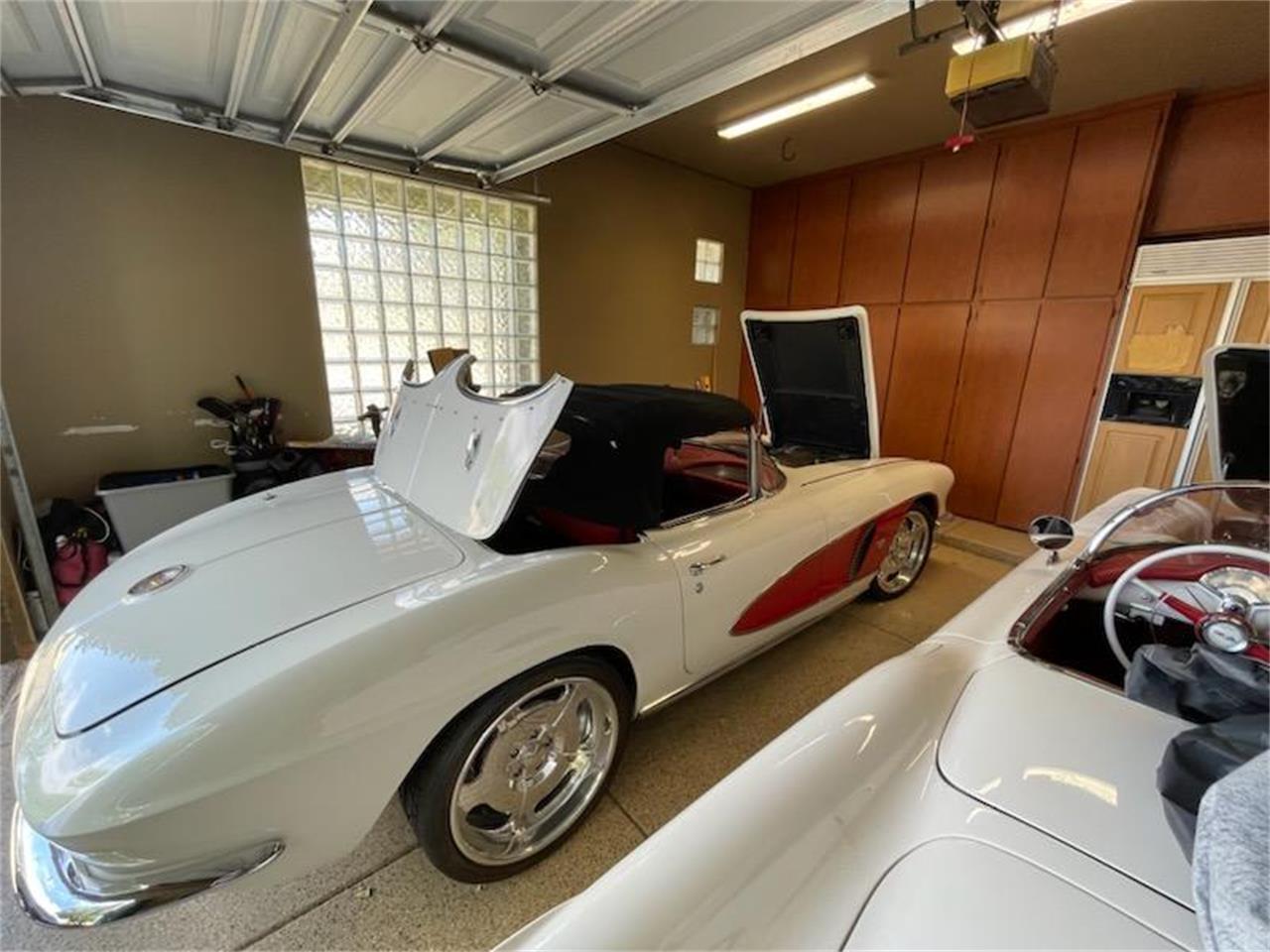 Chevrolet-Corvette-1962-Ermine-White-BLACK-RED-1
