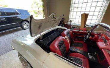 Chevrolet-Corvette-1962-Ermine-White-BLACK-RED-10