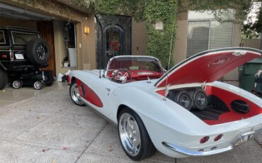 Chevrolet-Corvette-1962-Ermine-White-BLACK-RED-11