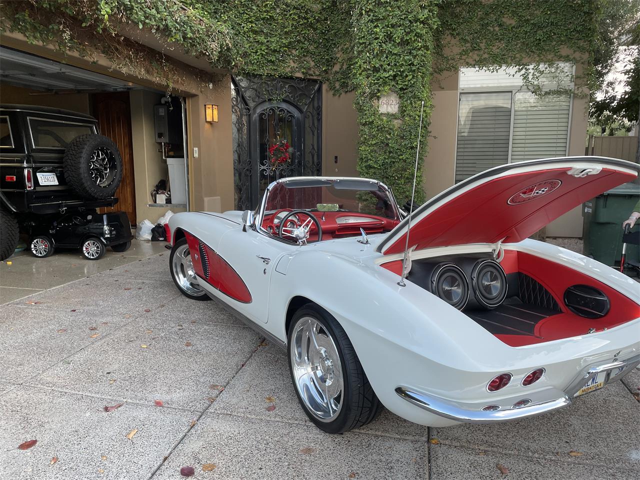 Chevrolet-Corvette-1962-Ermine-White-BLACK-RED-11