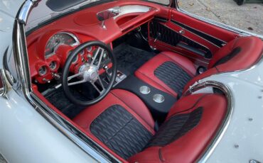 Chevrolet-Corvette-1962-Ermine-White-BLACK-RED-12