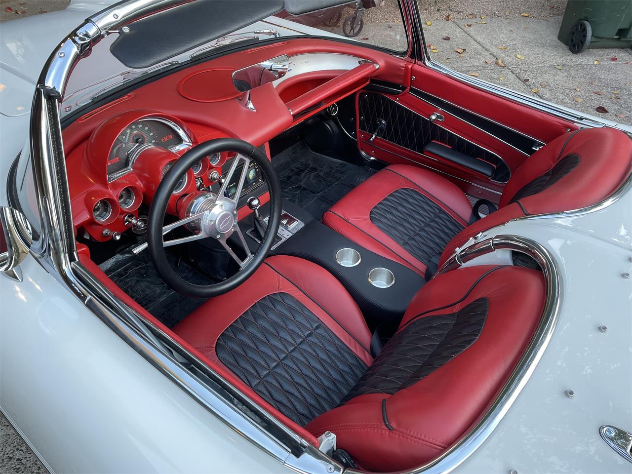Chevrolet-Corvette-1962-Ermine-White-BLACK-RED-12