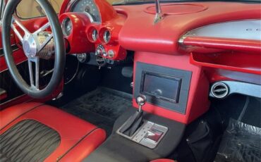 Chevrolet-Corvette-1962-Ermine-White-BLACK-RED-13