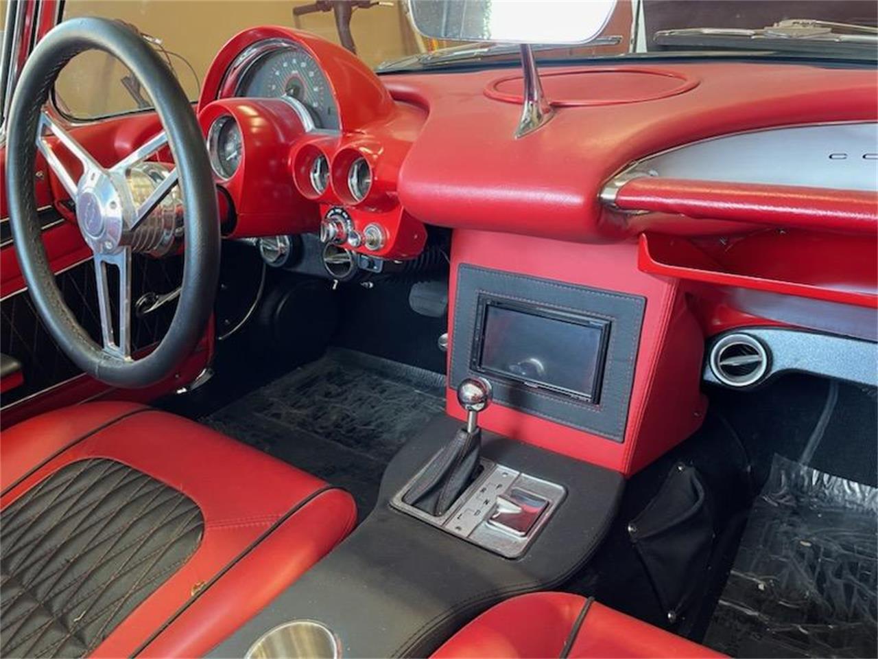 Chevrolet-Corvette-1962-Ermine-White-BLACK-RED-13