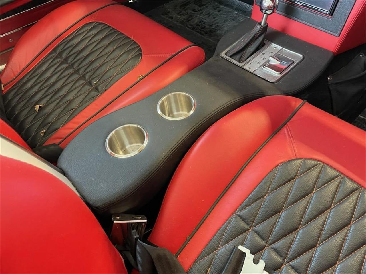 Chevrolet-Corvette-1962-Ermine-White-BLACK-RED-14