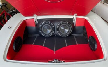 Chevrolet-Corvette-1962-Ermine-White-BLACK-RED-15