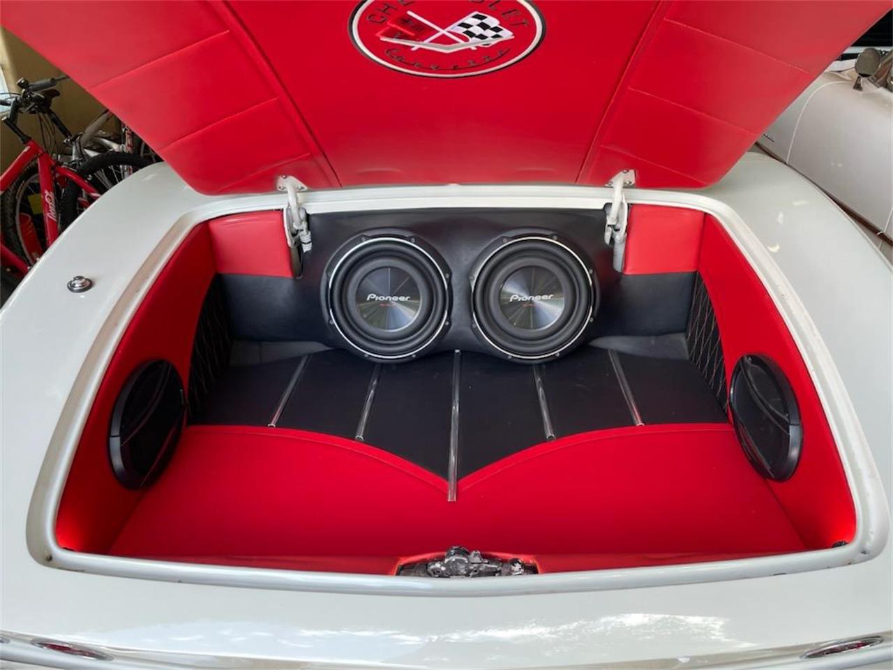 Chevrolet-Corvette-1962-Ermine-White-BLACK-RED-15