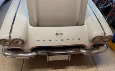 Chevrolet-Corvette-1962-Ermine-White-BLACK-RED-16