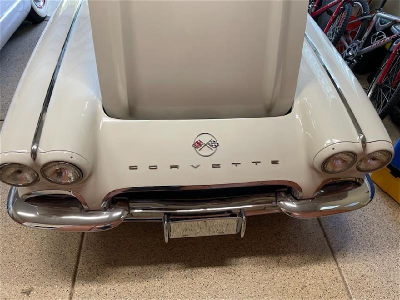 Chevrolet-Corvette-1962-Ermine-White-BLACK-RED-16