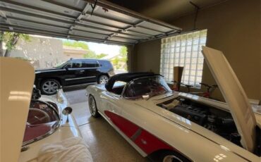 Chevrolet-Corvette-1962-Ermine-White-BLACK-RED-17