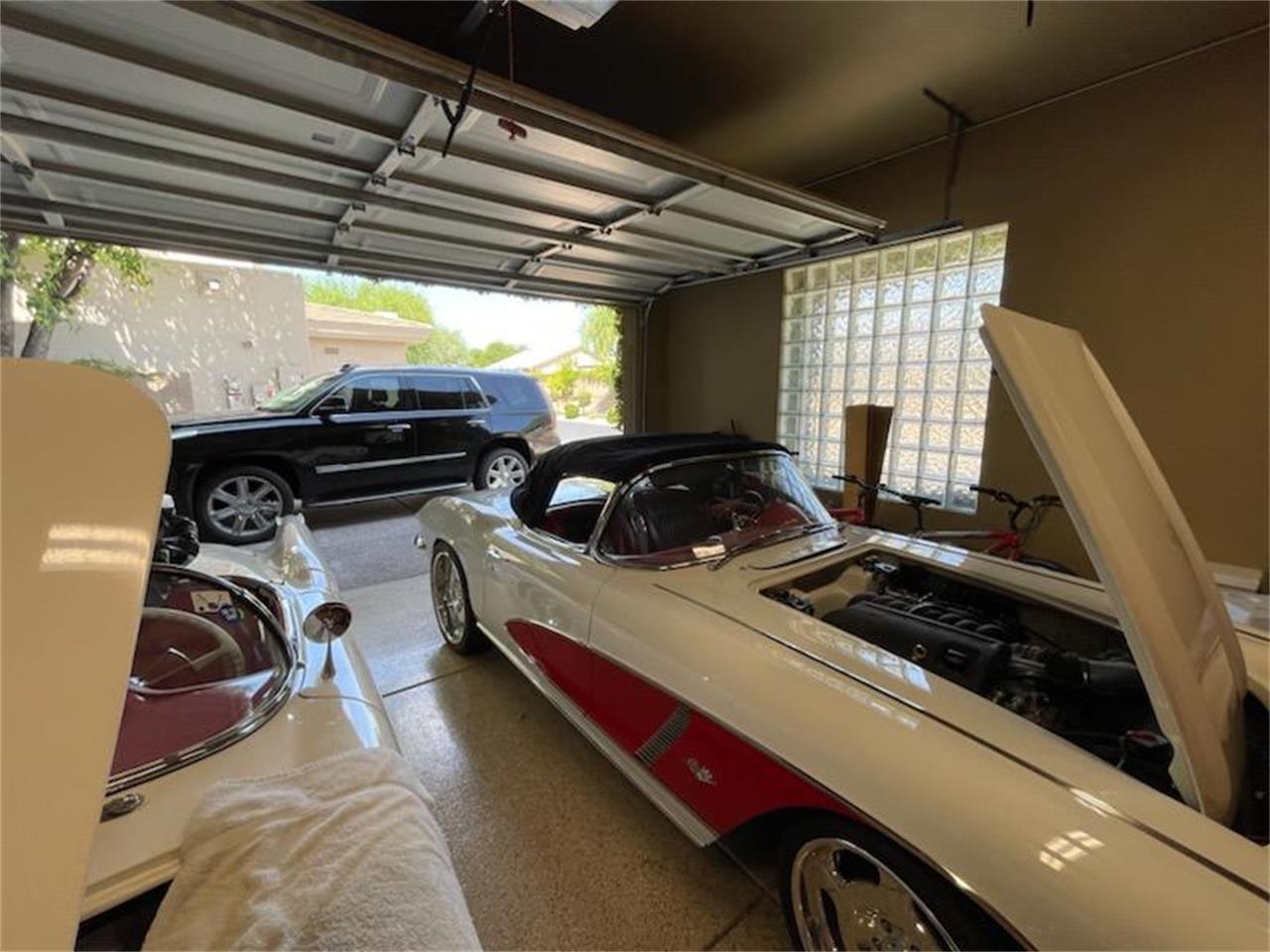 Chevrolet-Corvette-1962-Ermine-White-BLACK-RED-17
