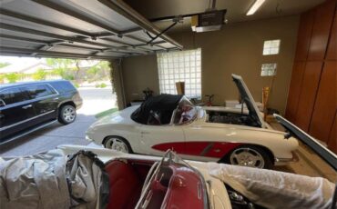 Chevrolet-Corvette-1962-Ermine-White-BLACK-RED-18