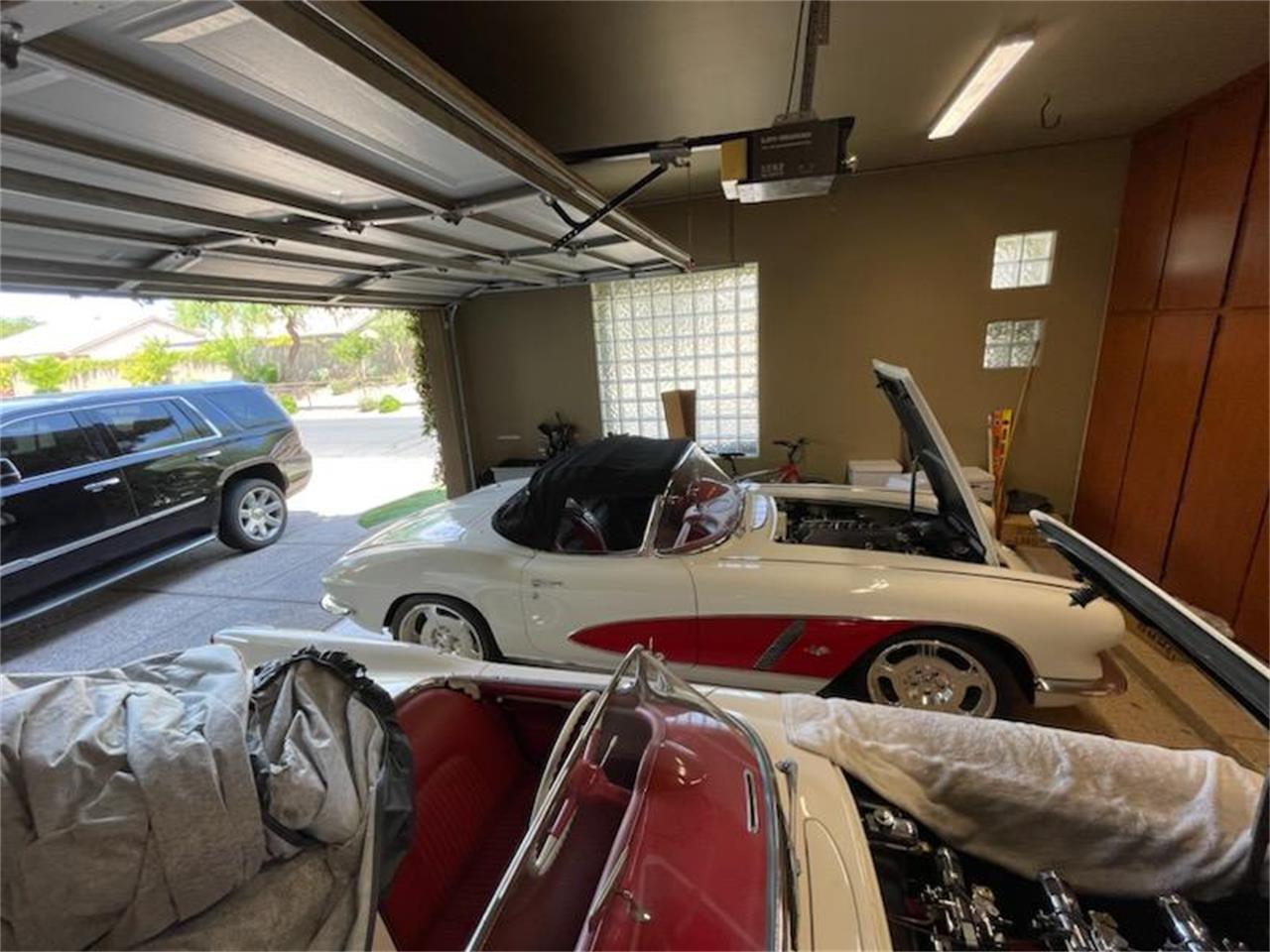 Chevrolet-Corvette-1962-Ermine-White-BLACK-RED-18