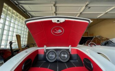 Chevrolet-Corvette-1962-Ermine-White-BLACK-RED-19