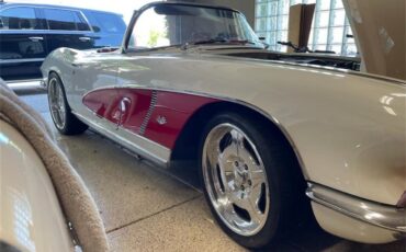 Chevrolet-Corvette-1962-Ermine-White-BLACK-RED-2