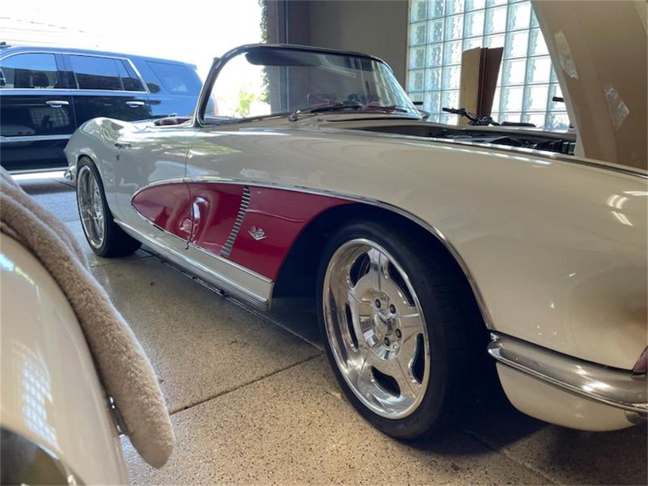 Chevrolet-Corvette-1962-Ermine-White-BLACK-RED-2