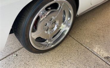 Chevrolet-Corvette-1962-Ermine-White-BLACK-RED-20