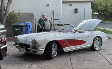 Chevrolet-Corvette-1962-Ermine-White-BLACK-RED-21