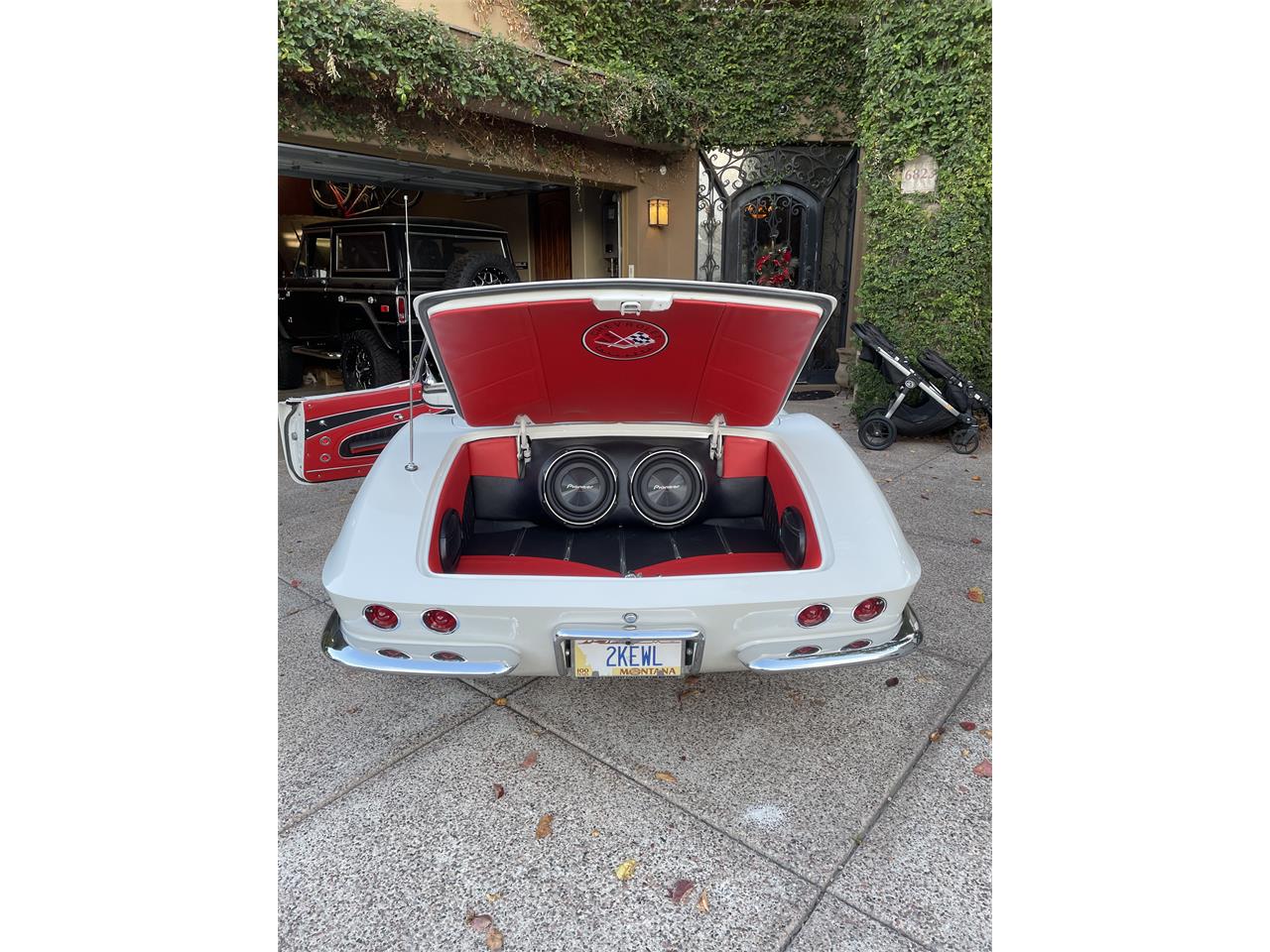 Chevrolet-Corvette-1962-Ermine-White-BLACK-RED-23