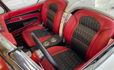 Chevrolet-Corvette-1962-Ermine-White-BLACK-RED-3