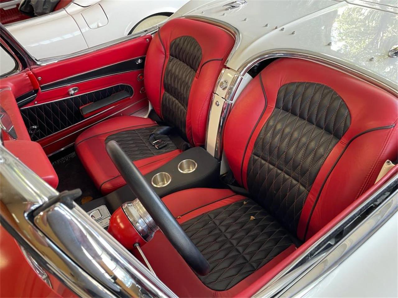 Chevrolet-Corvette-1962-Ermine-White-BLACK-RED-3