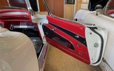 Chevrolet-Corvette-1962-Ermine-White-BLACK-RED-4