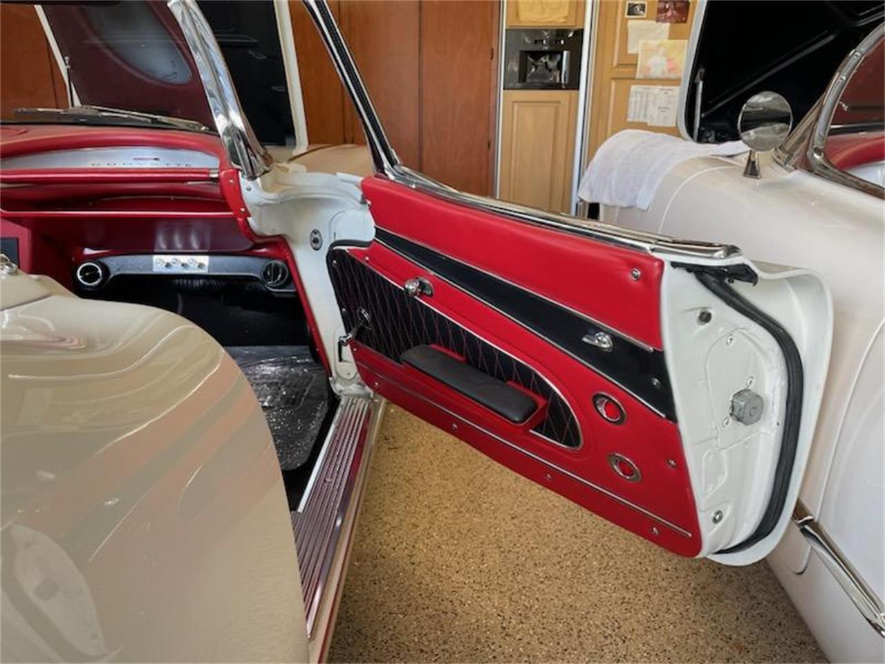 Chevrolet-Corvette-1962-Ermine-White-BLACK-RED-4
