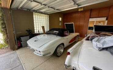Chevrolet-Corvette-1962-Ermine-White-BLACK-RED-5