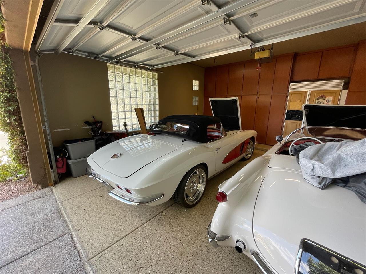 Chevrolet-Corvette-1962-Ermine-White-BLACK-RED-5