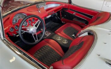 Chevrolet-Corvette-1962-Ermine-White-BLACK-RED-6