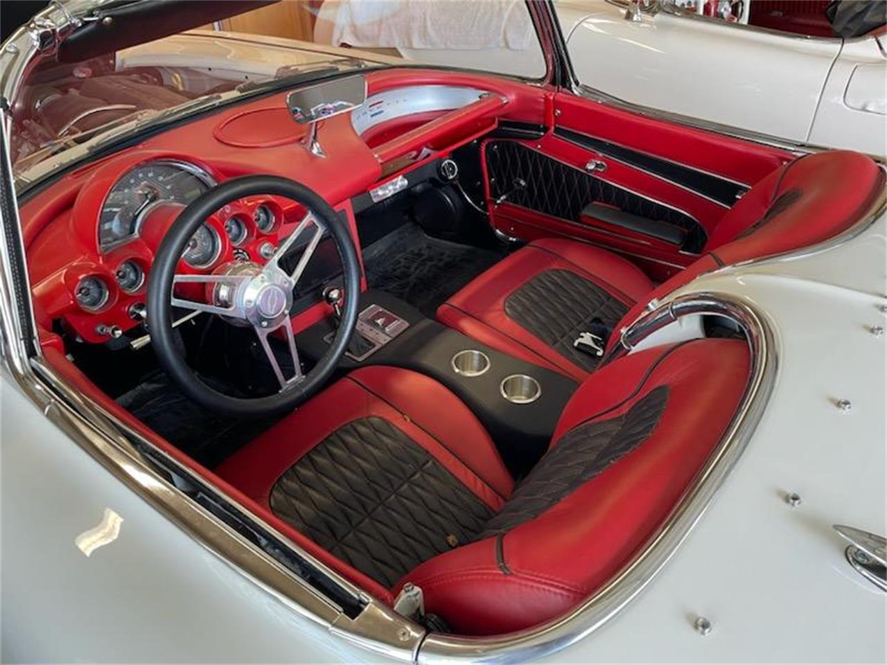 Chevrolet-Corvette-1962-Ermine-White-BLACK-RED-6