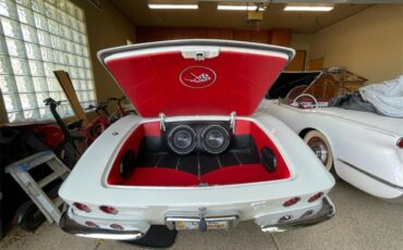 Chevrolet-Corvette-1962-Ermine-White-BLACK-RED-8