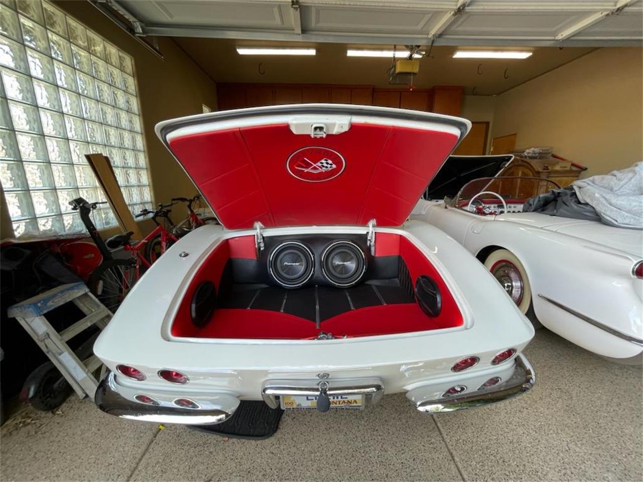 Chevrolet-Corvette-1962-Ermine-White-BLACK-RED-8