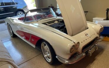 Chevrolet-Corvette-1962-Ermine-White-BLACK-RED-9