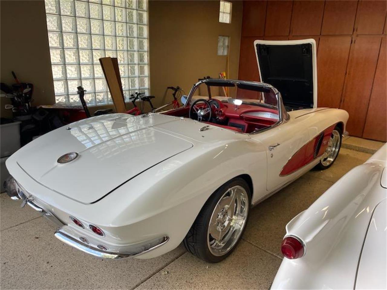 Chevrolet-Corvette-1962-Ermine-White-BLACK-RED