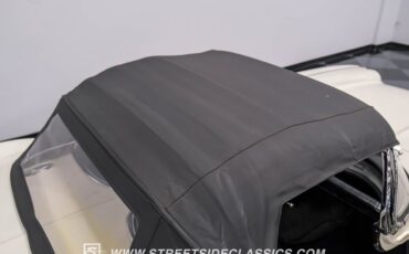 Chevrolet-Corvette-1962-Ermine-White-Black-30