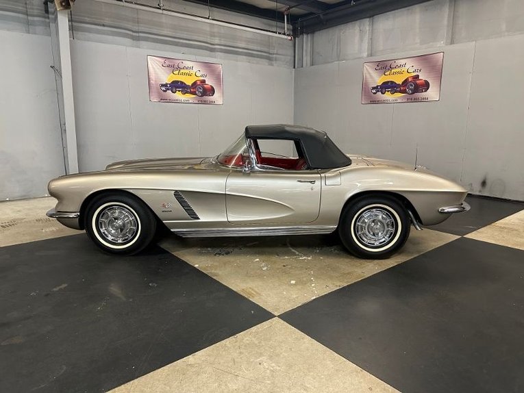 Chevrolet-Corvette-1962-Fawn-Beige-Red