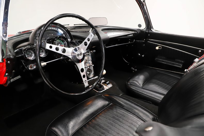 Chevrolet-Corvette-1962-Roman-Red-Black