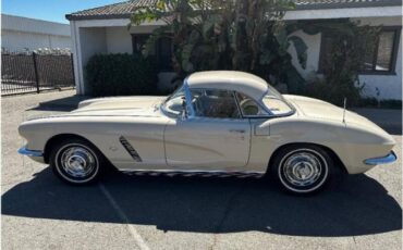 Chevrolet-Corvette-1962-Tan-Tan-8
