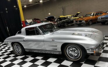 Chevrolet-Corvette-1963-Coupe-11