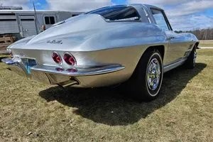 Chevrolet-Corvette-1963-Coupe-17